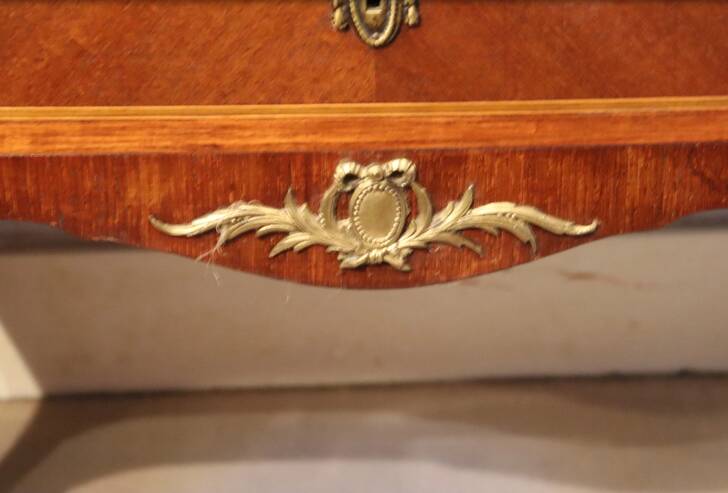 Commode sauteuse ne bois de placage