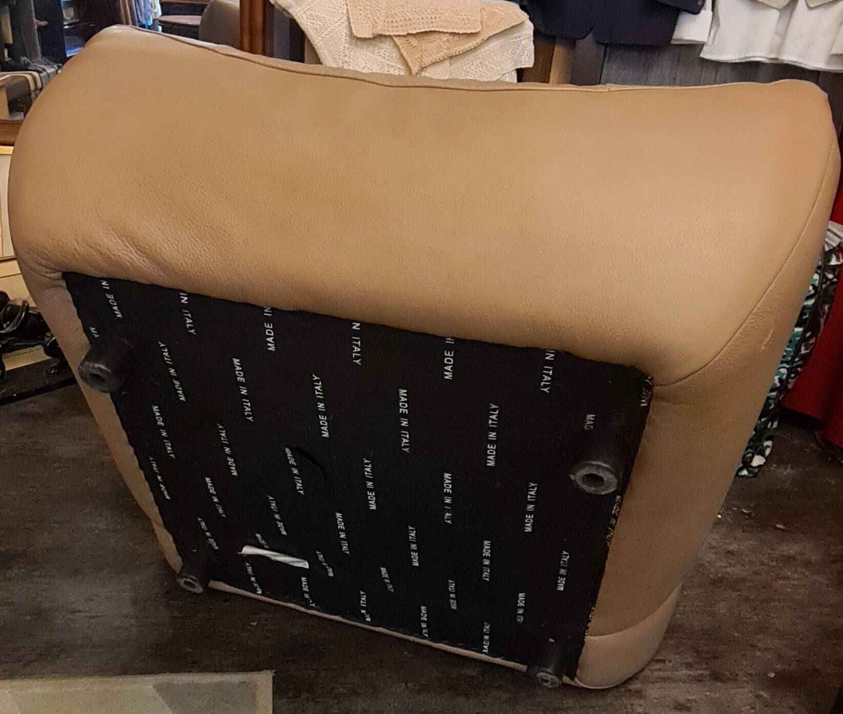 Individual leather armchair