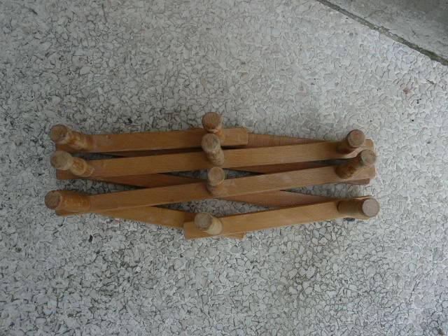 Wooden accordion coat rack