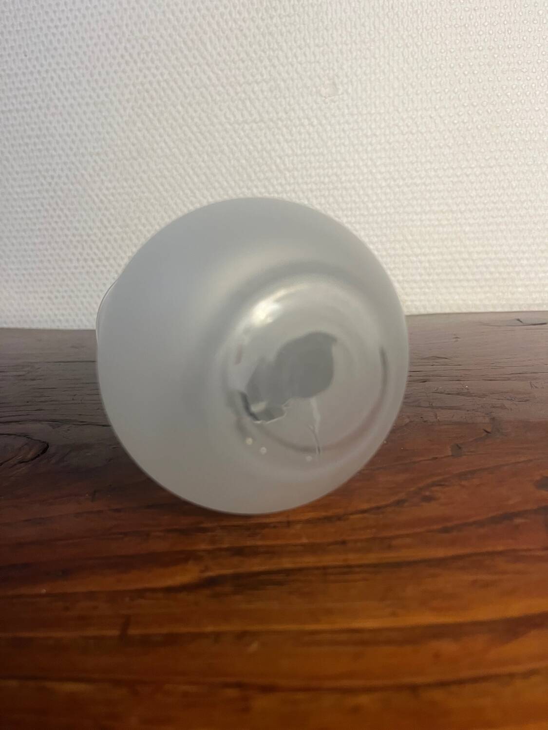 Duo vase en verre dépoli à fleurs noire et rose années 1980