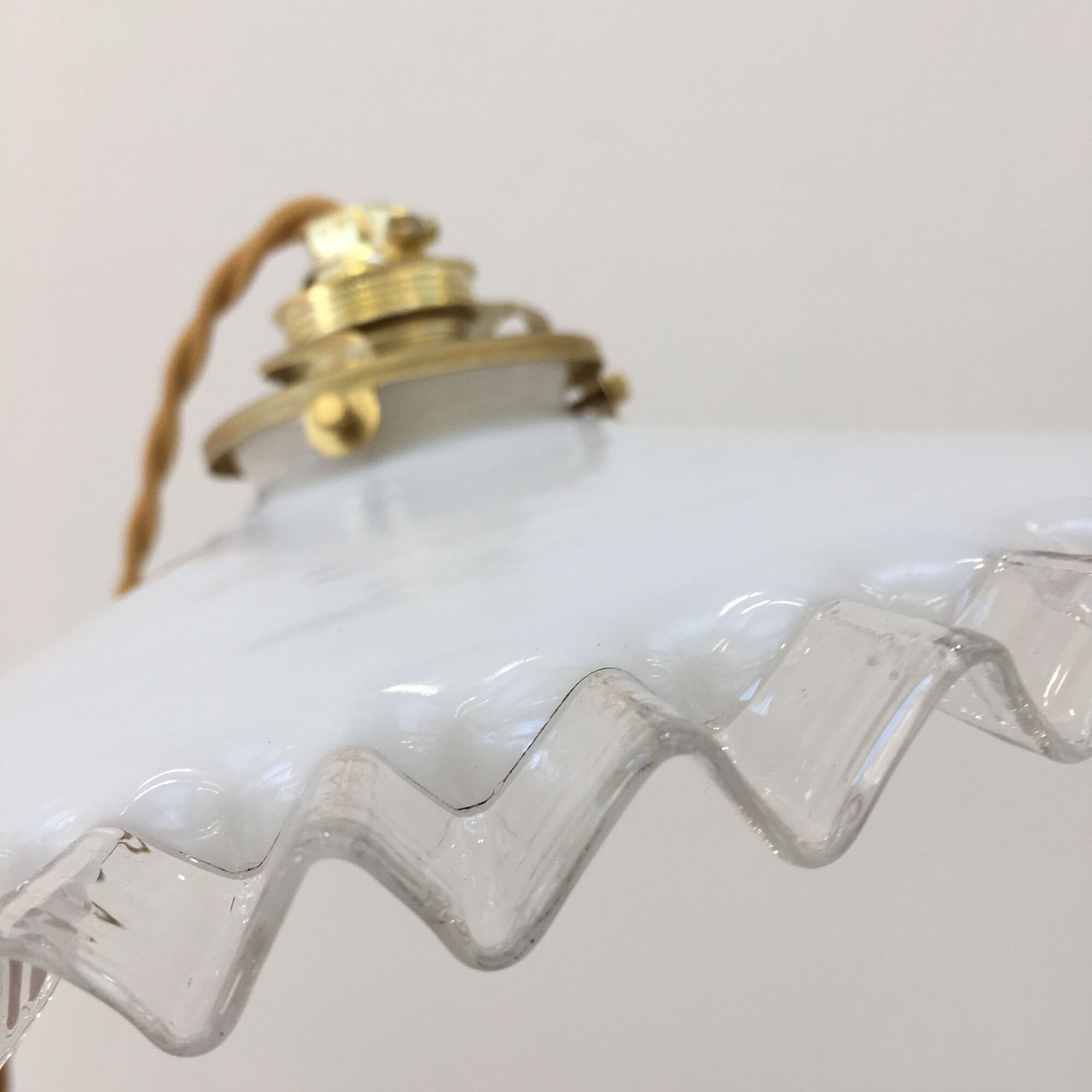 Trio de suspensions en opaline blanche et bords dentelés transparents