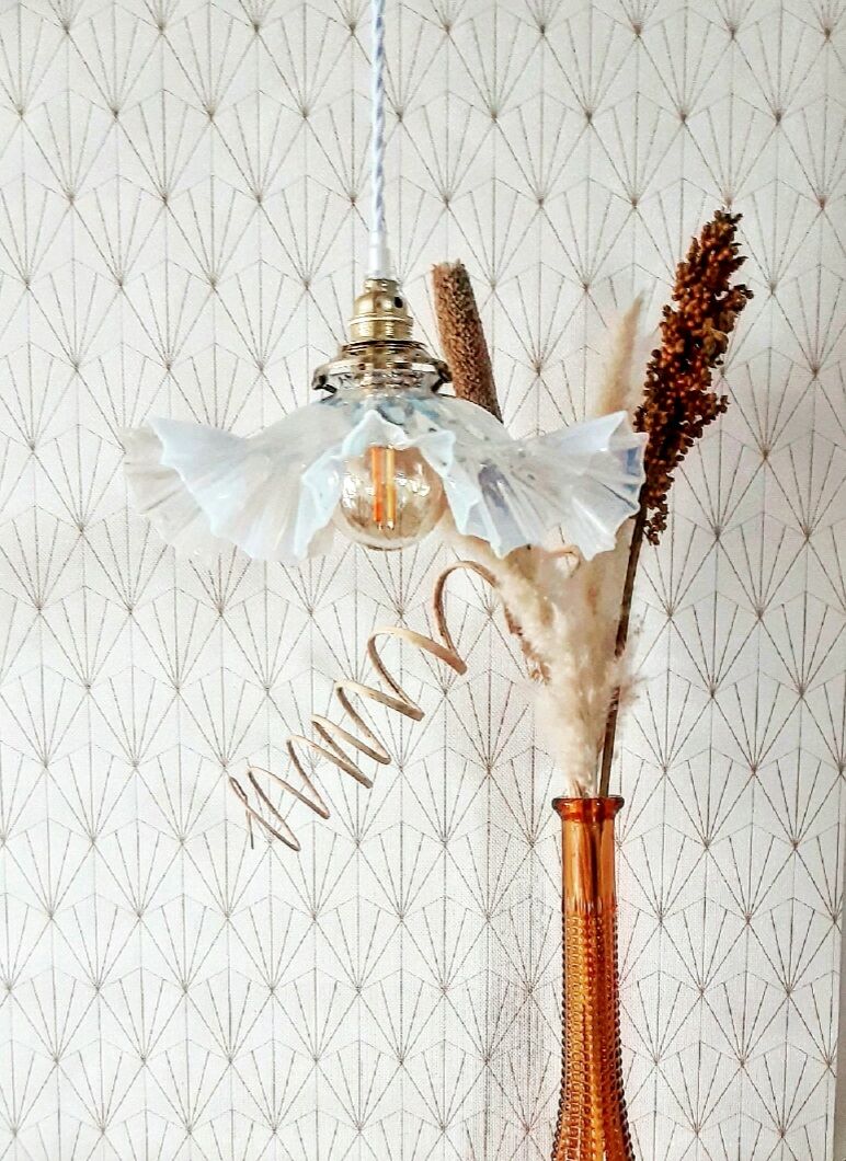 Opalescent opaline suspension