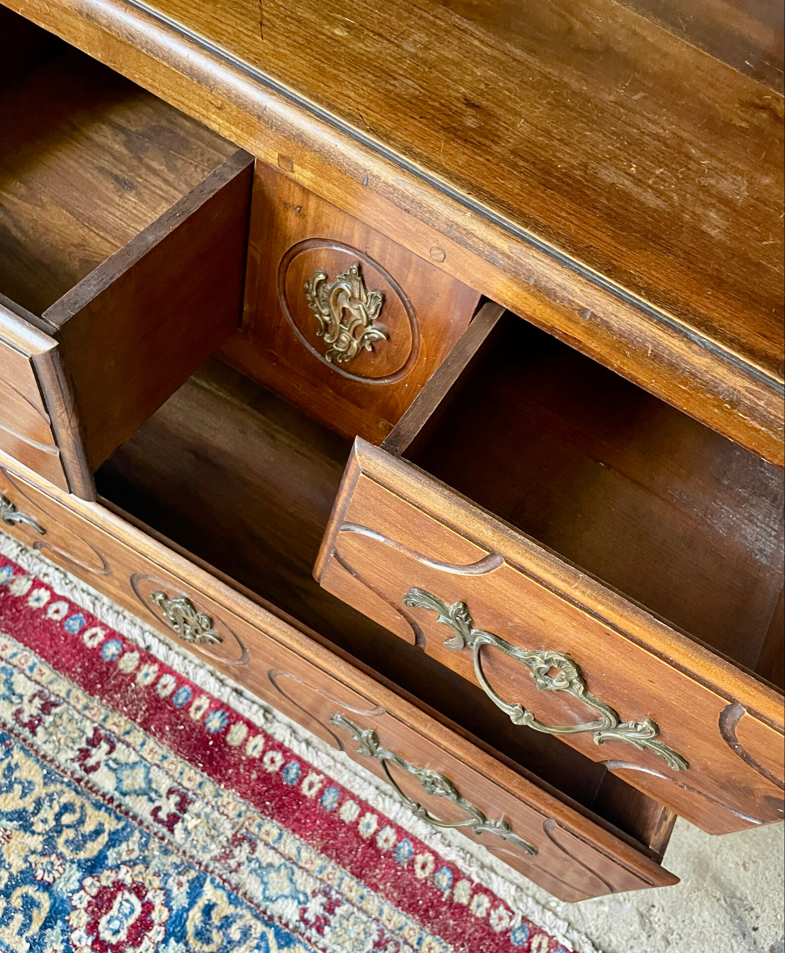 Neoclassical chest of drawers