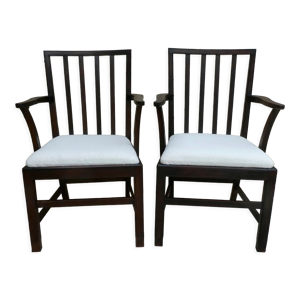 Paire de fauteuils signés,