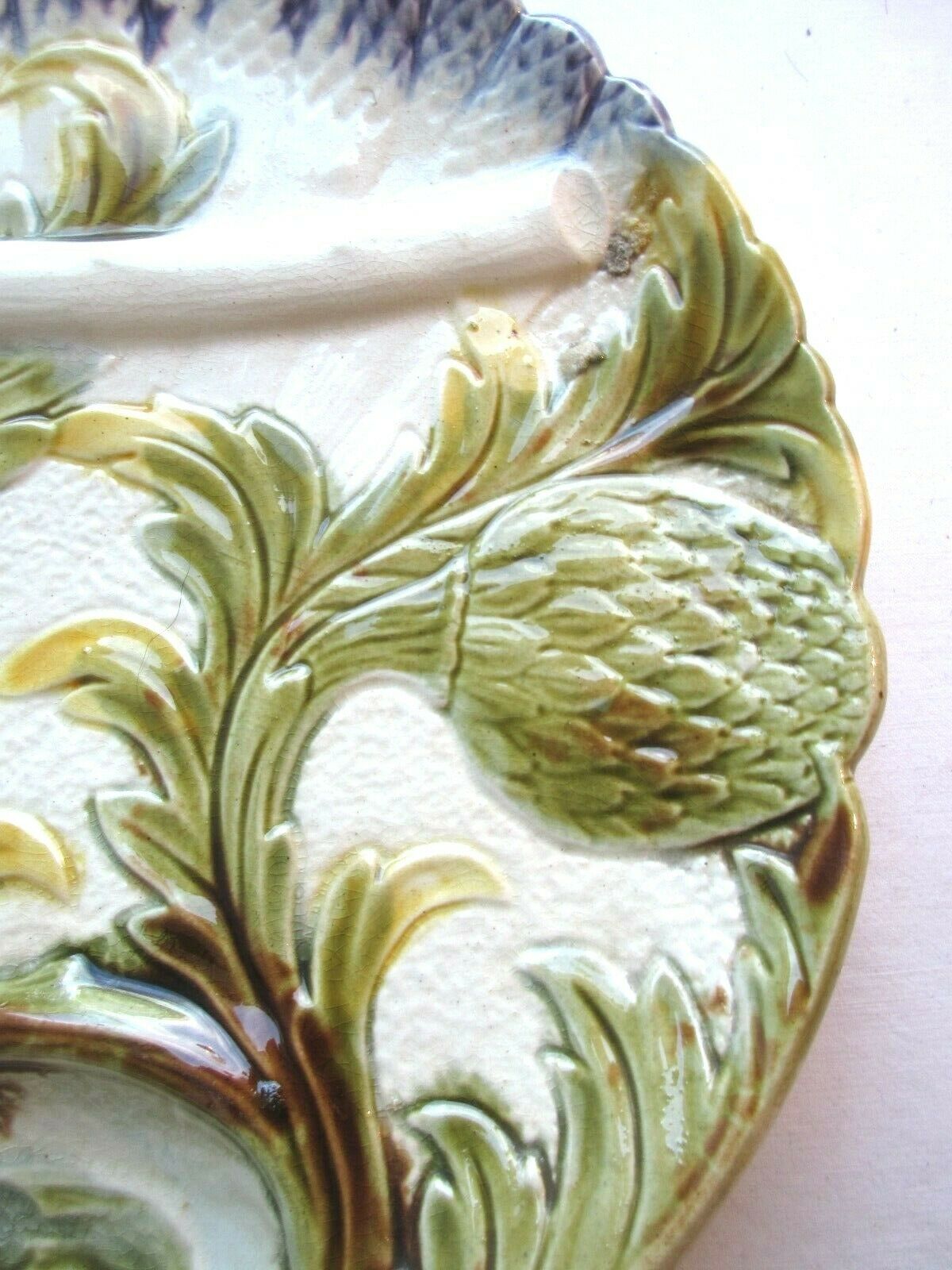 Old dabbling plate with 2 artichokes with leaves and several asparagus