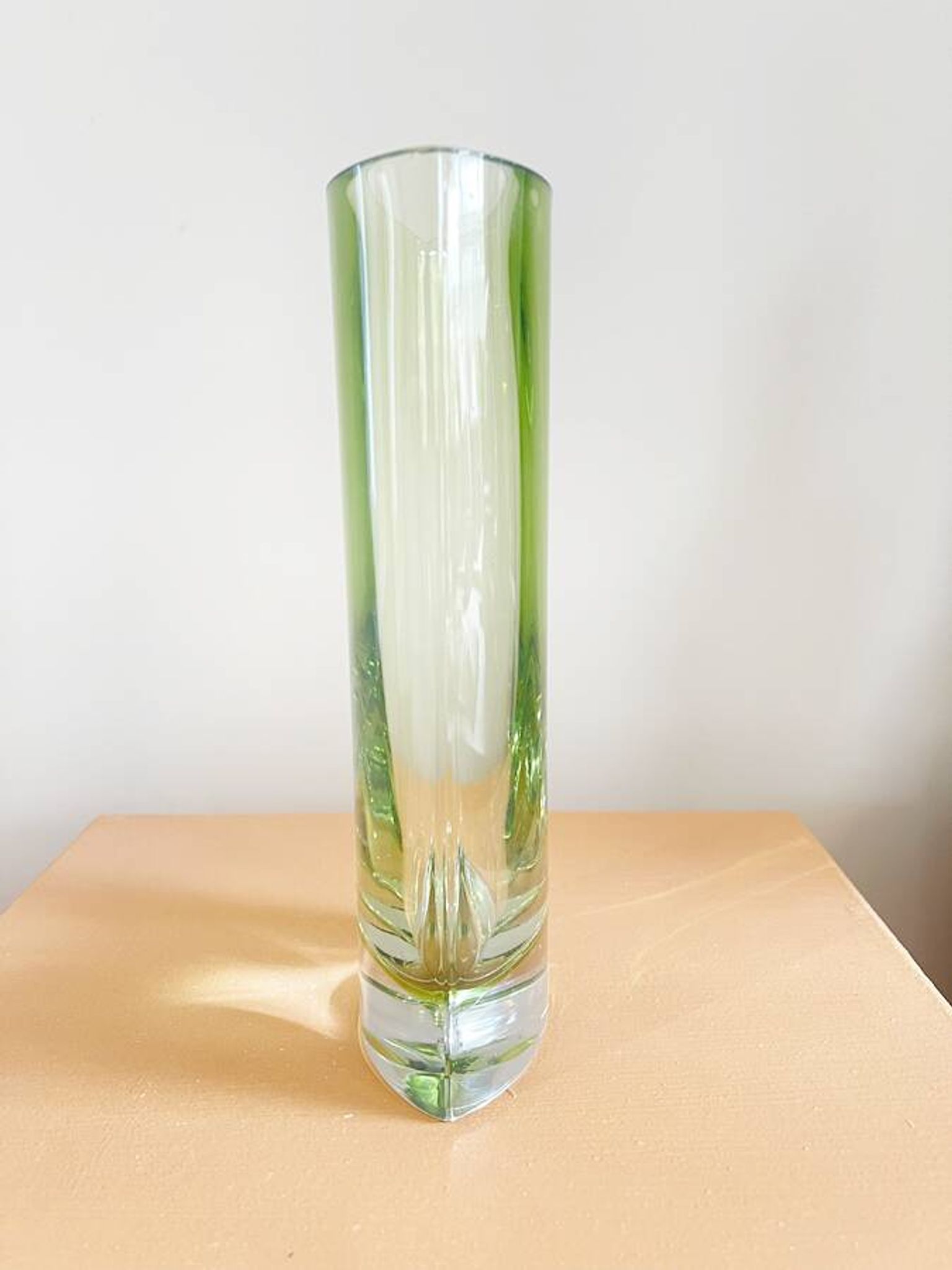 Vase en verre soufflé artisanal vert pomme – circa 1980