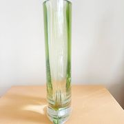 Vase en verre soufflé artisanal vert pomme – circa 1980