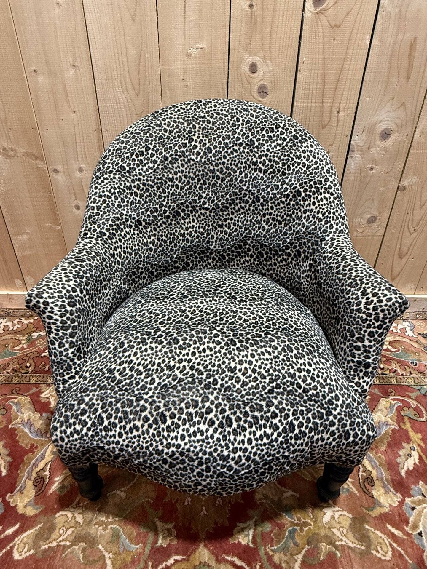 Fauteuil crapaud Napoléon III en velours léopard