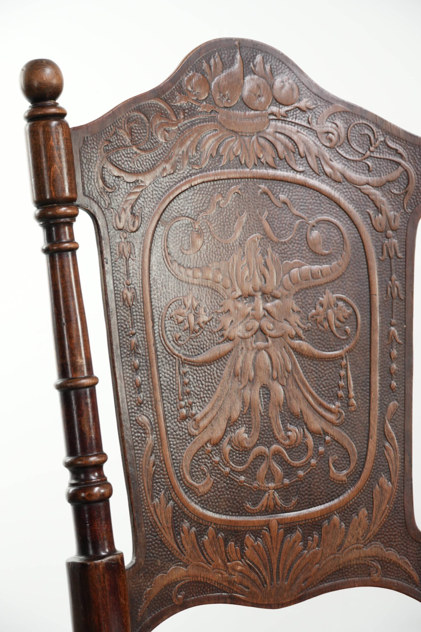 Ensemble de quatre chaises de bistro antiques de la fin du 19e/début du 20e siècle.