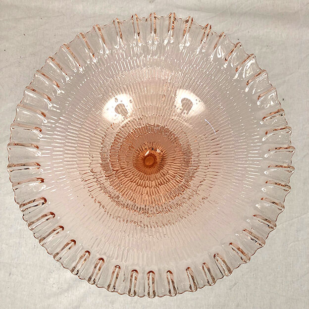 Large cut in molded crystal of pink color