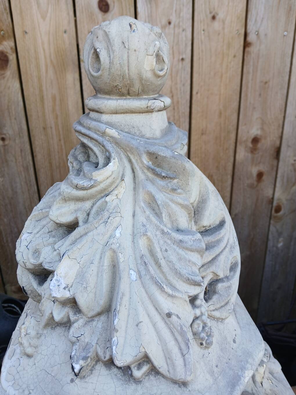 Stand, corbel, wall console in stucco with leaf ornament