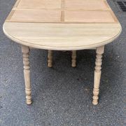 Table à manger ronde volets extensible Louis Philippe décapée en chêne brut