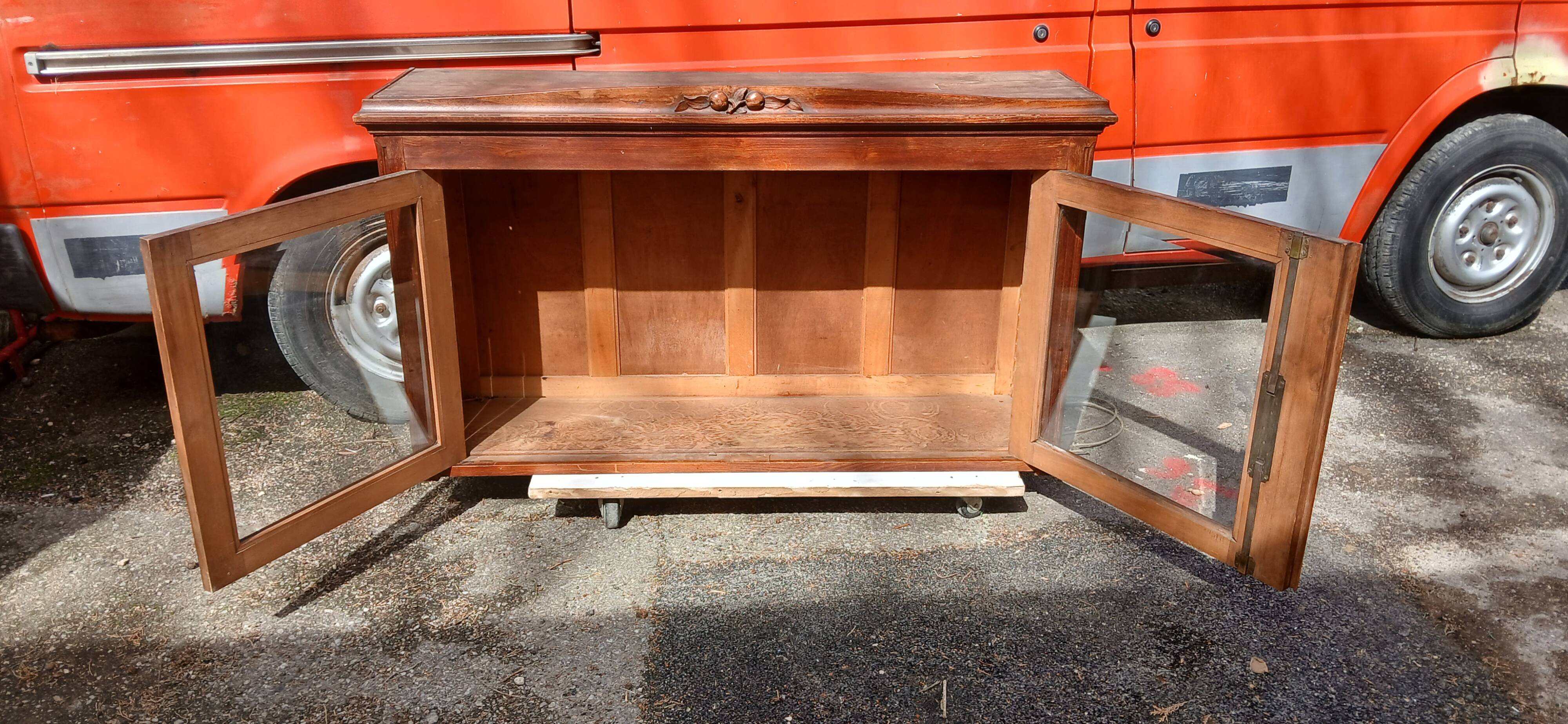 Dresser / display cabinet / sideboard top with beveled glass