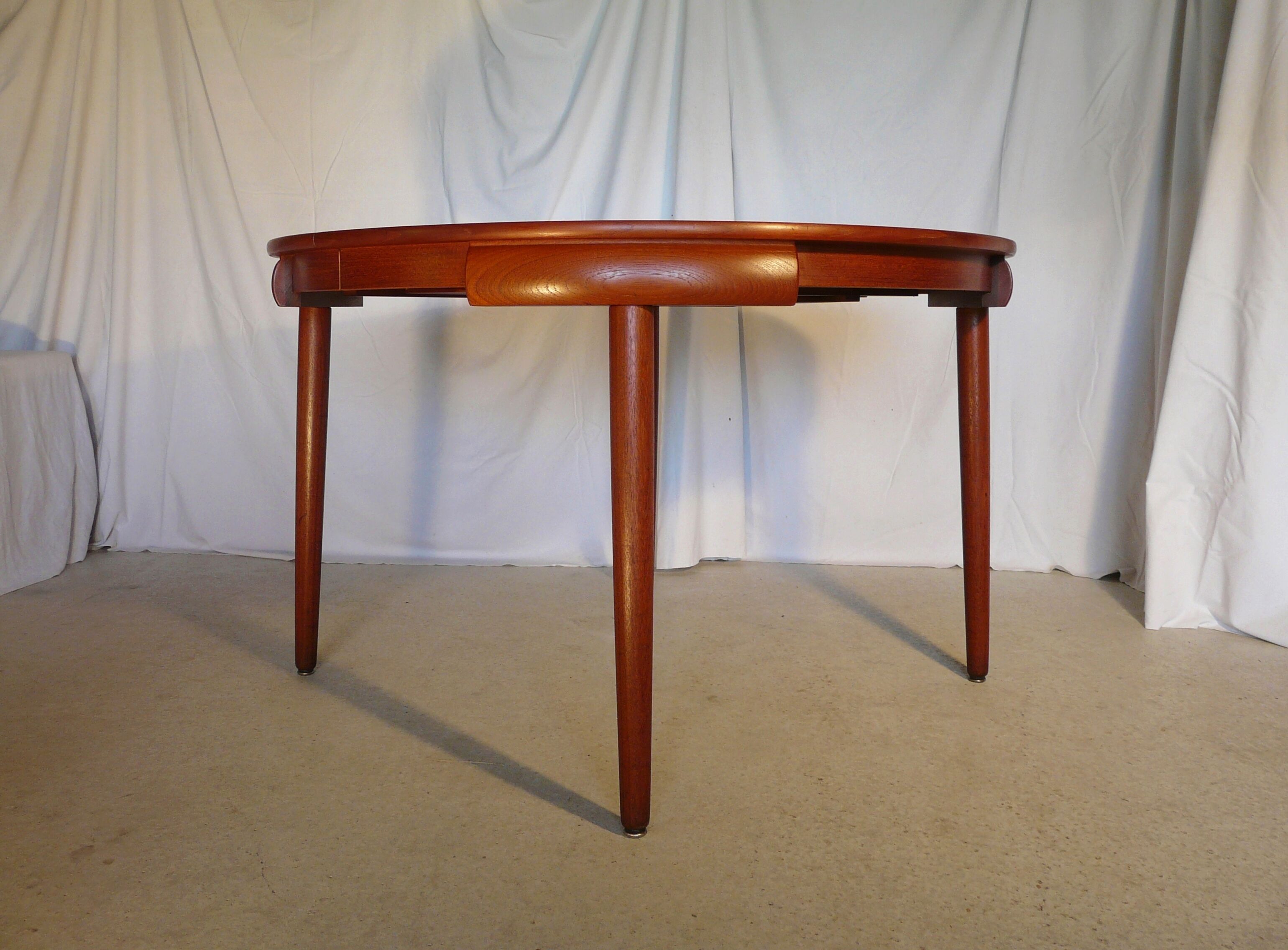 Scandinavian extensible round table Hans Olsen