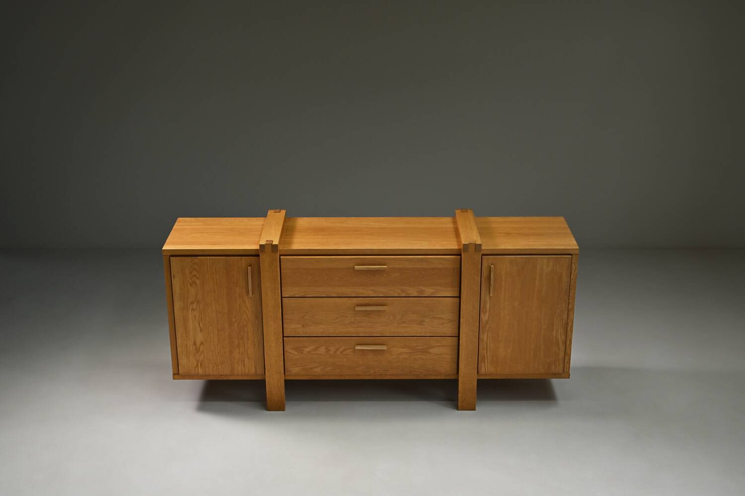 Buffet en chêne au design brutaliste, Belgique.