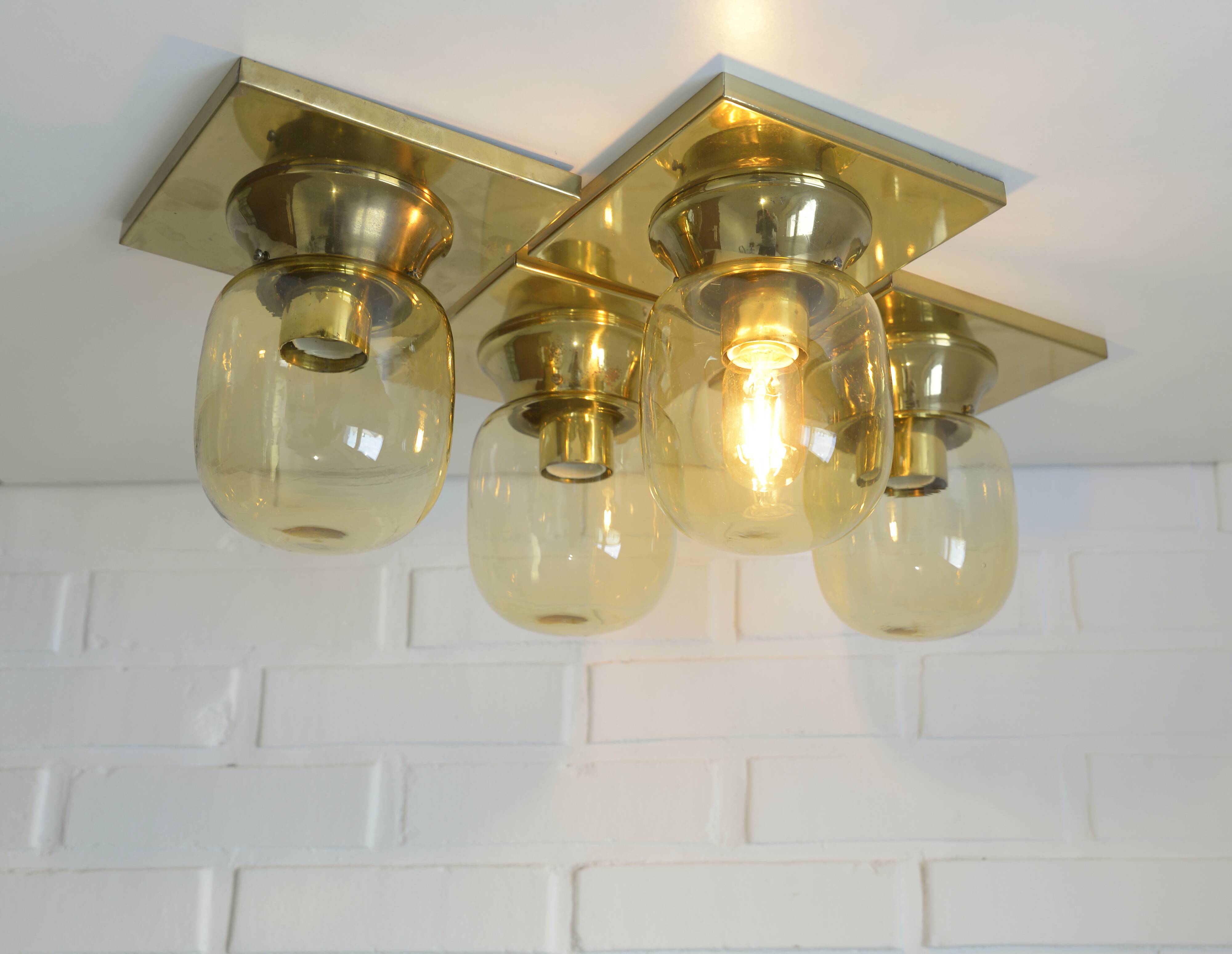 Ensemble de 4 / appliques murales en laiton vintage / style mid-century modern