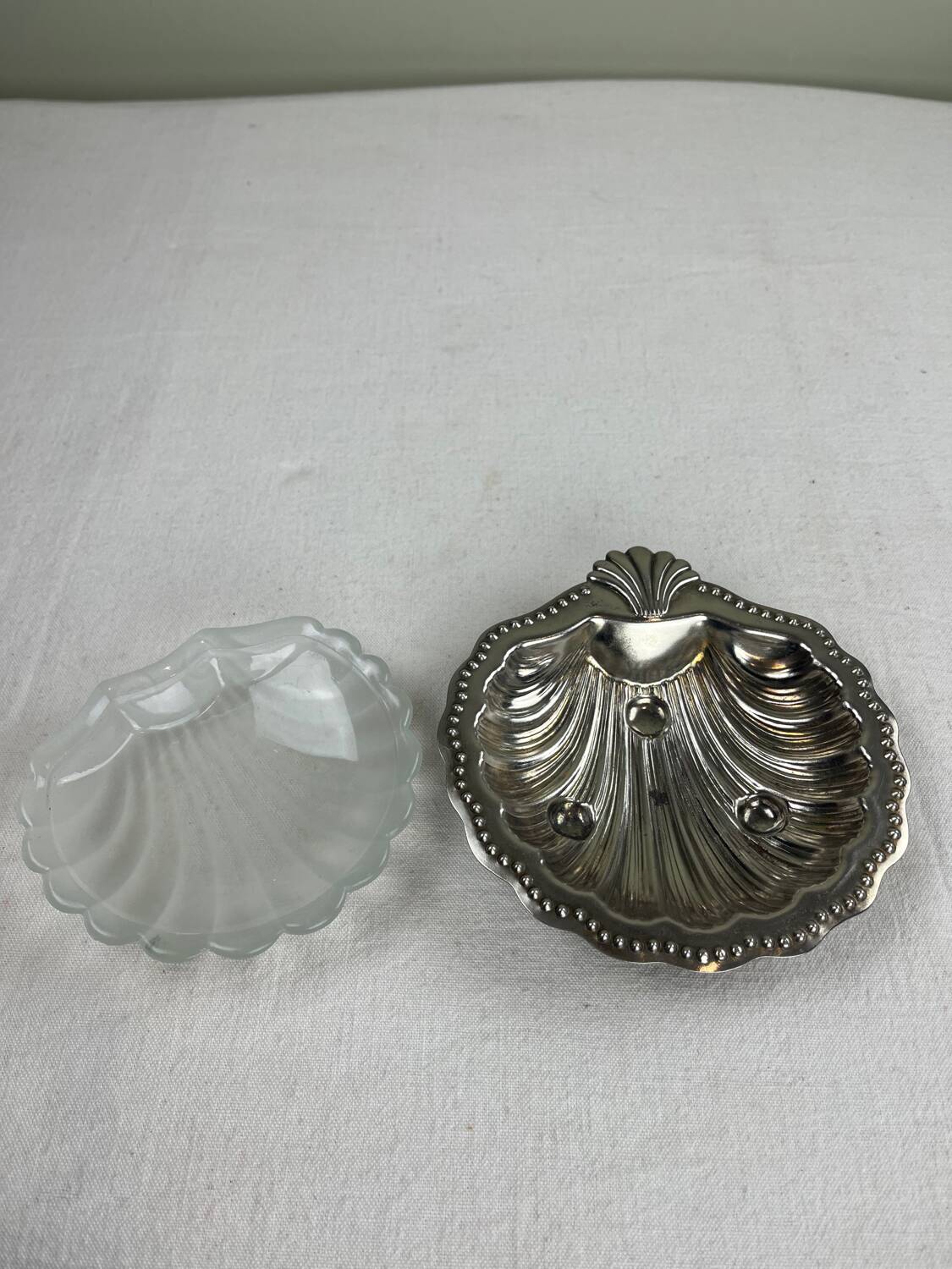 Shell-shaped catch-all tray