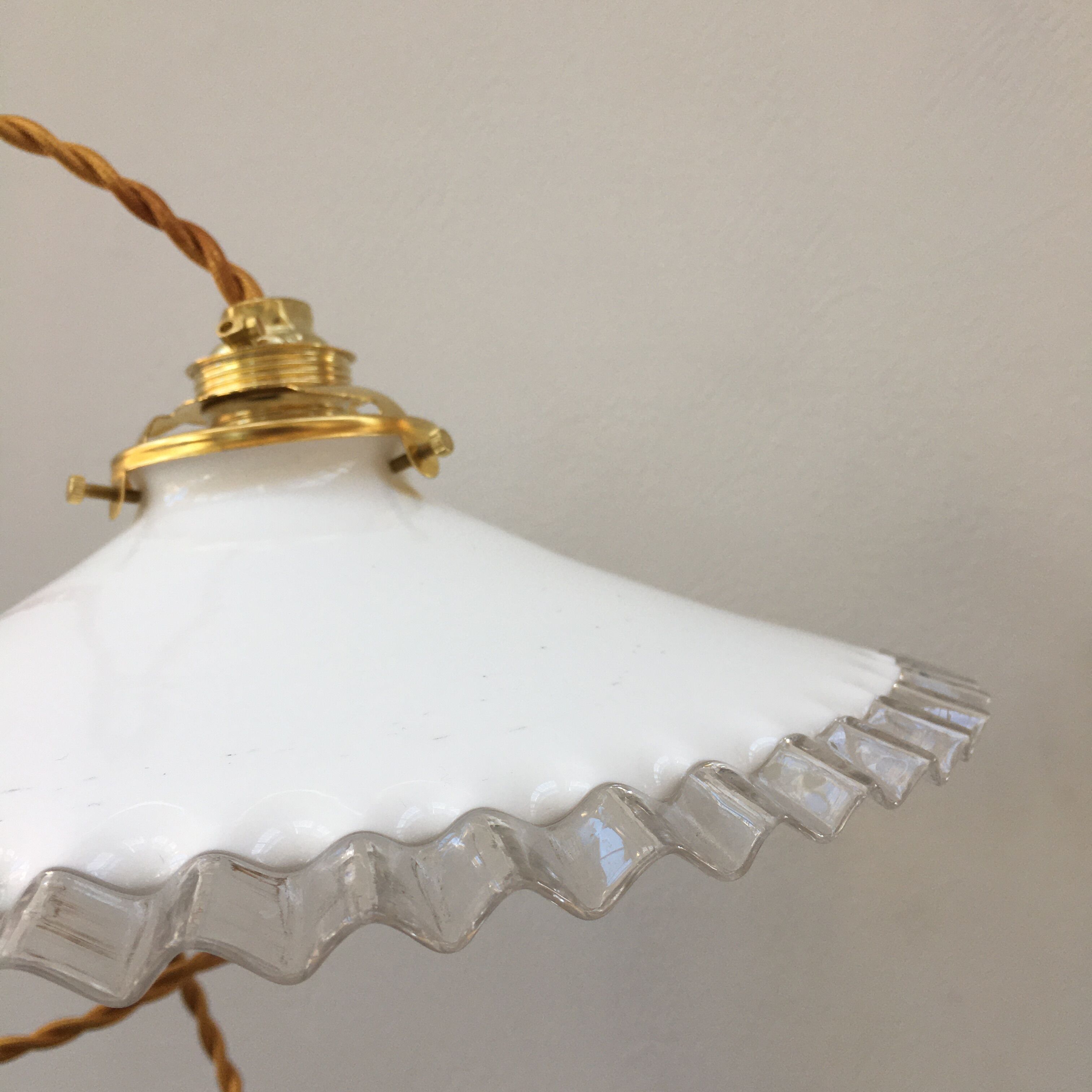 Paire de suspensions en opaline blanche et bords dentelés transparents