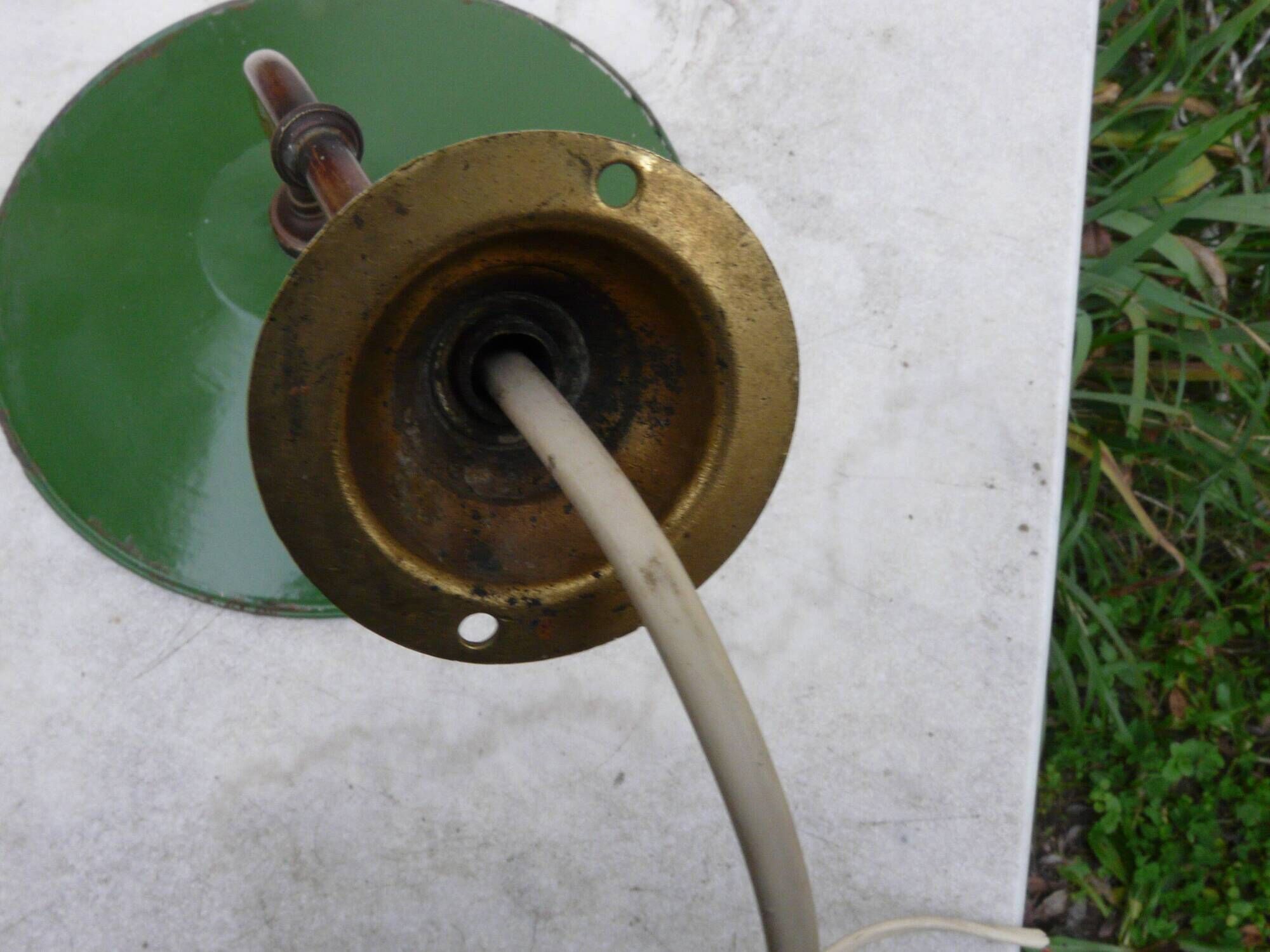 Industrial wall lamp in enameled sheet metal, brass swan neck