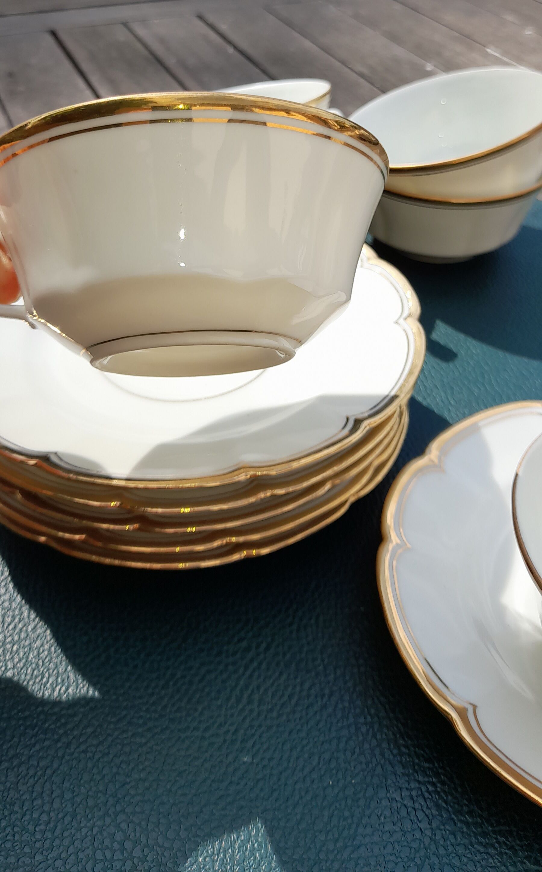 Tasses et sous-tasses en véritable porcelaine de limoges, blanche liseré doré, vintage