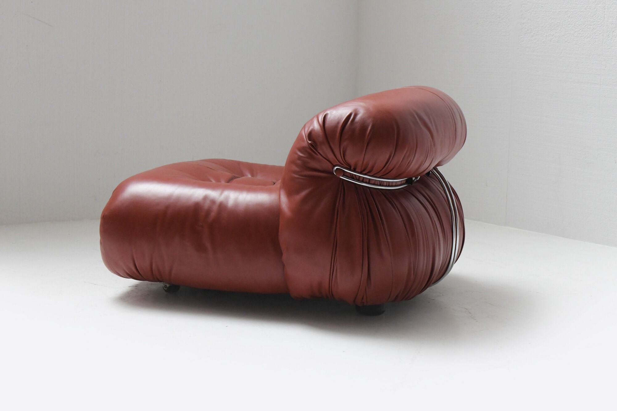 Vintage Soriana set in red leather by Afra e Tobia Scarpa for Cassina Italy