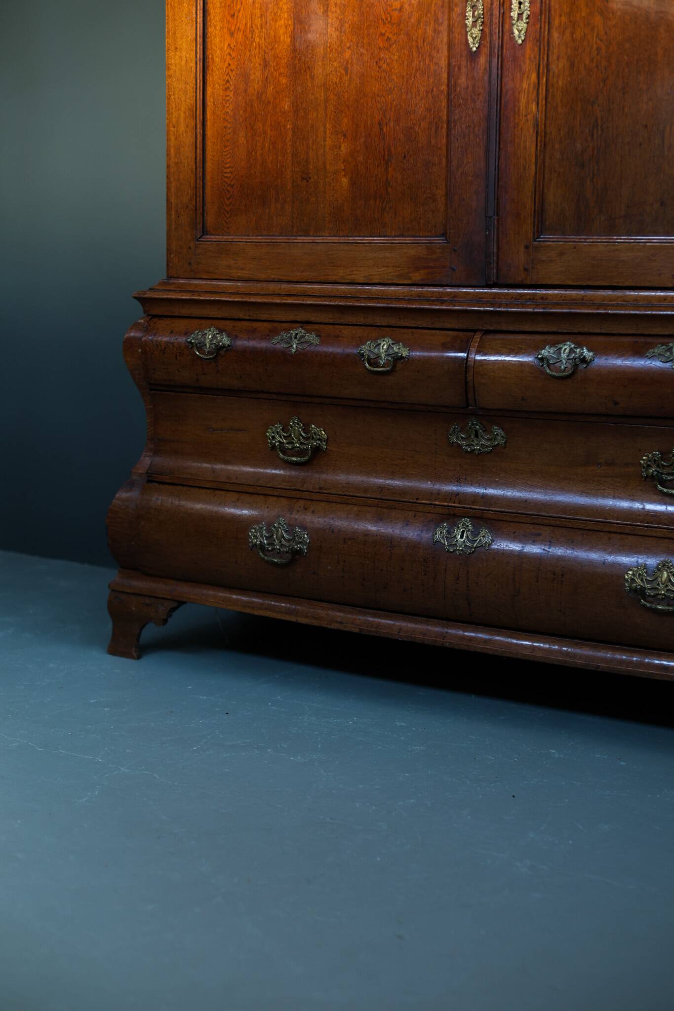 Bombe armoire hollandaise xviiie siècle