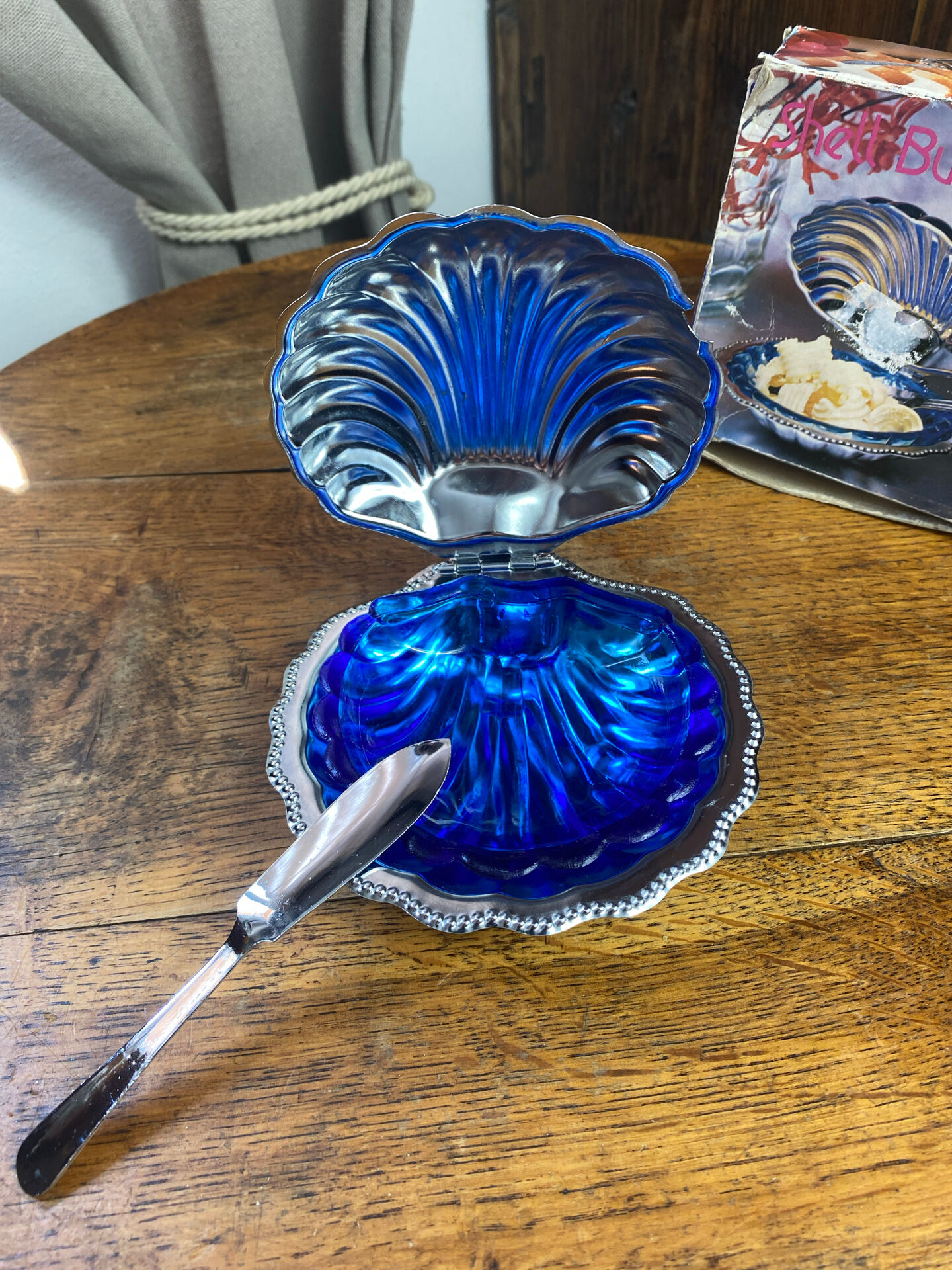 Shell-shaped butter dish in stainless steel and blue glass