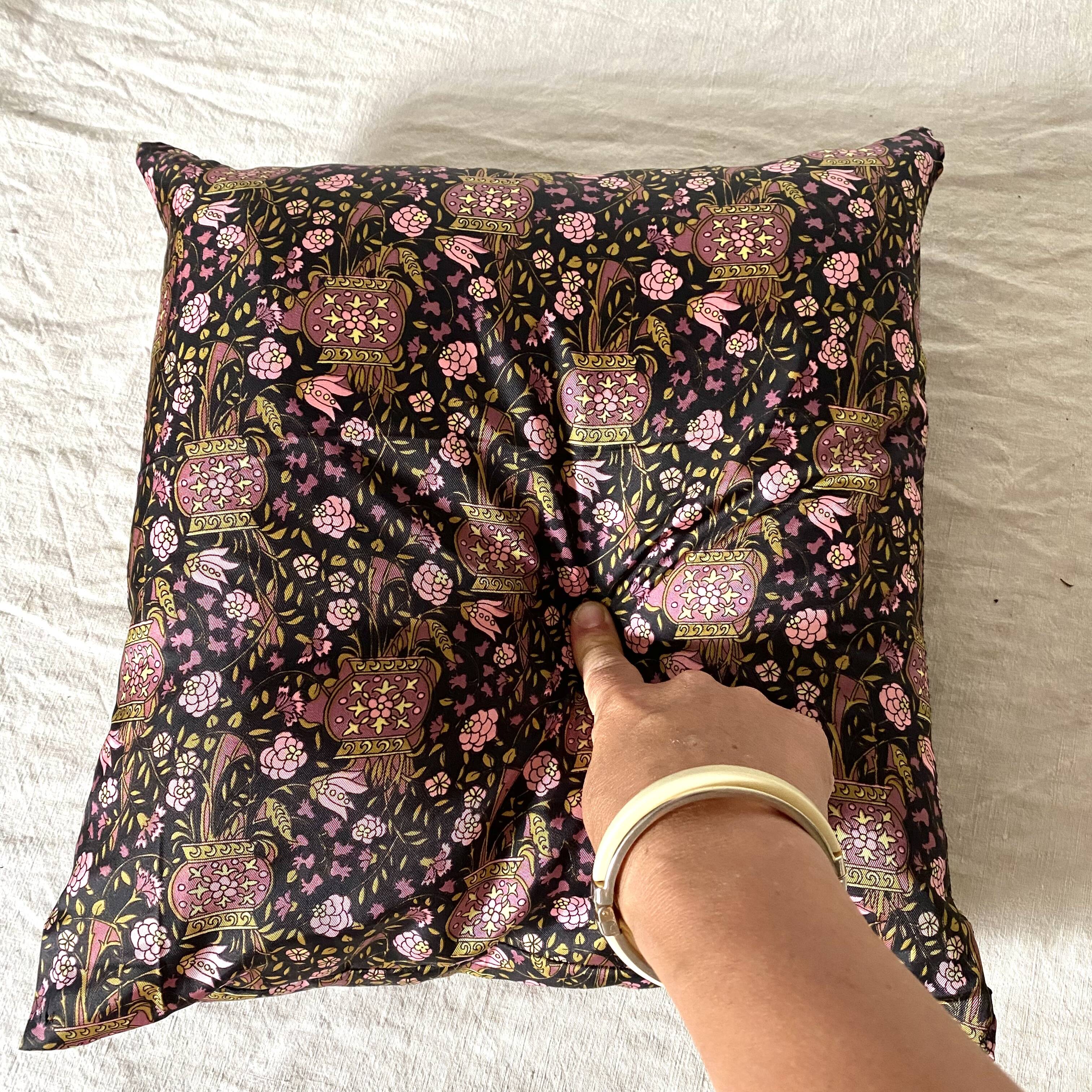 Silky vintage cushion 35X35