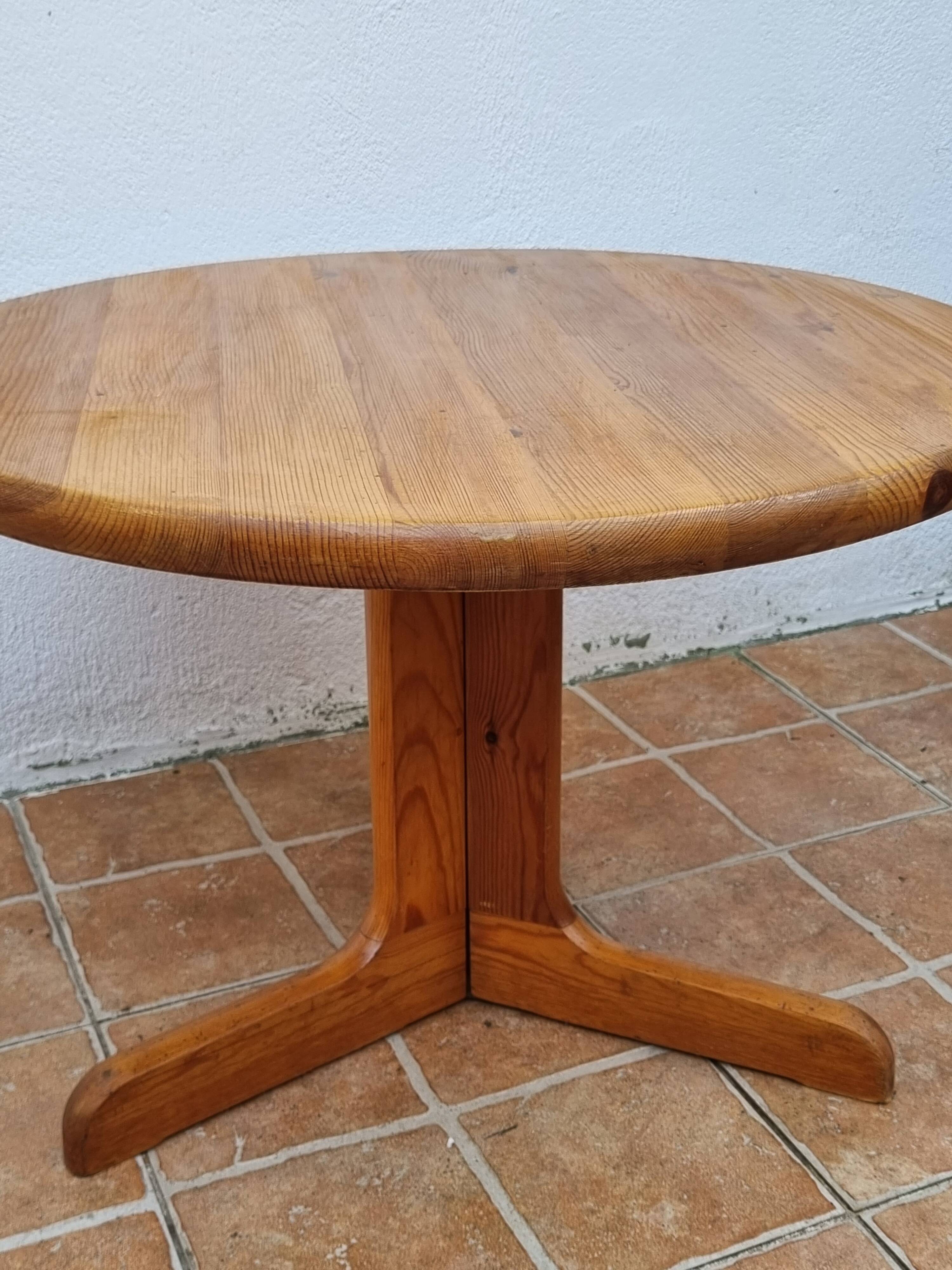 Table basse scandinave en pin massif piètement tripode style chalet suédois