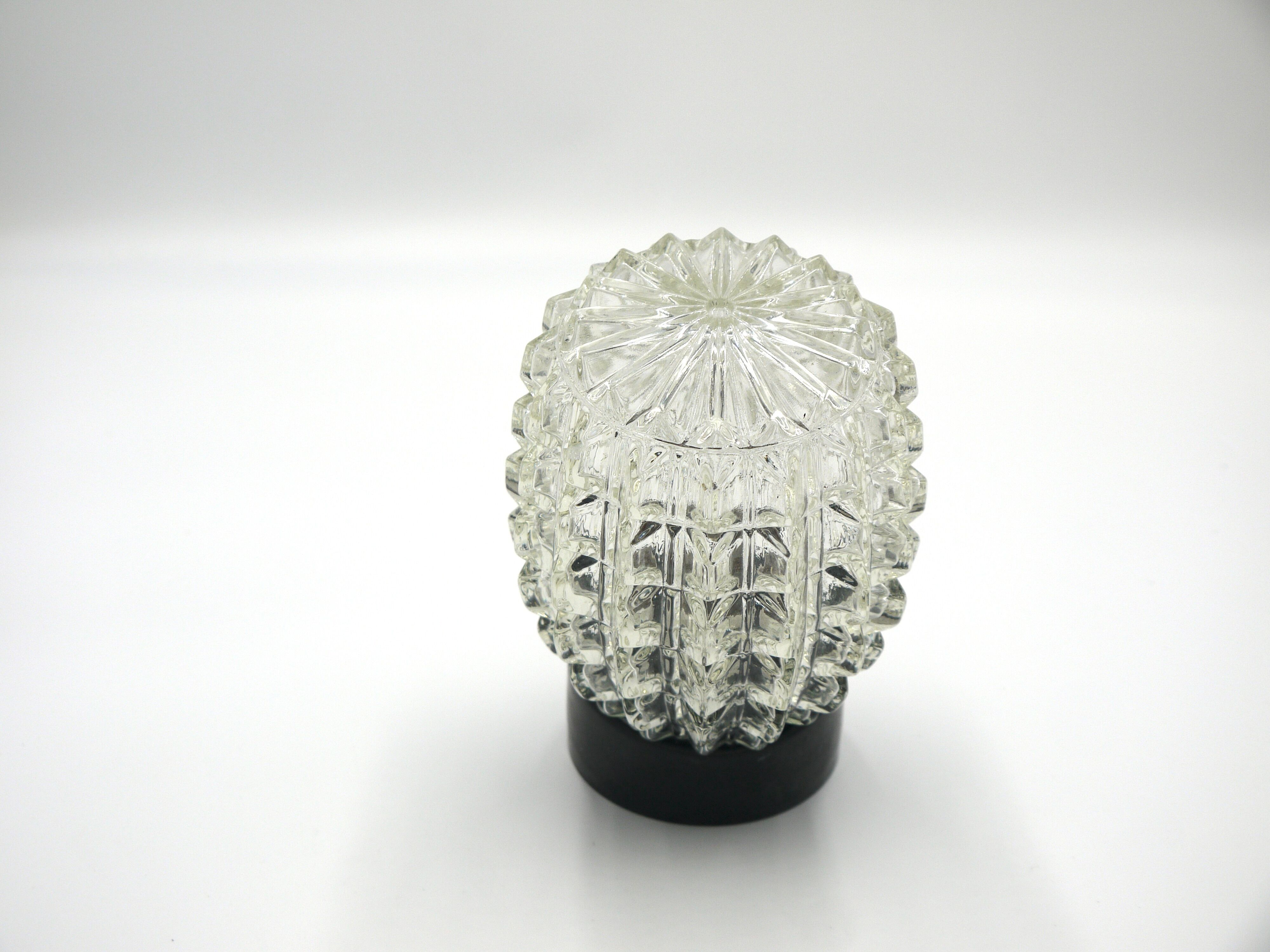 Oblique ceiling lamp in molded glass