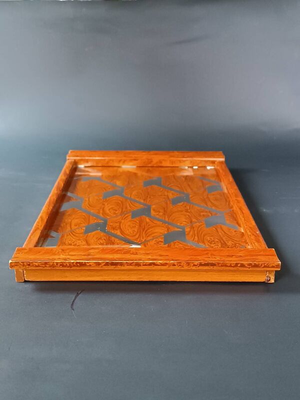 Deux plateaux en bois et verre