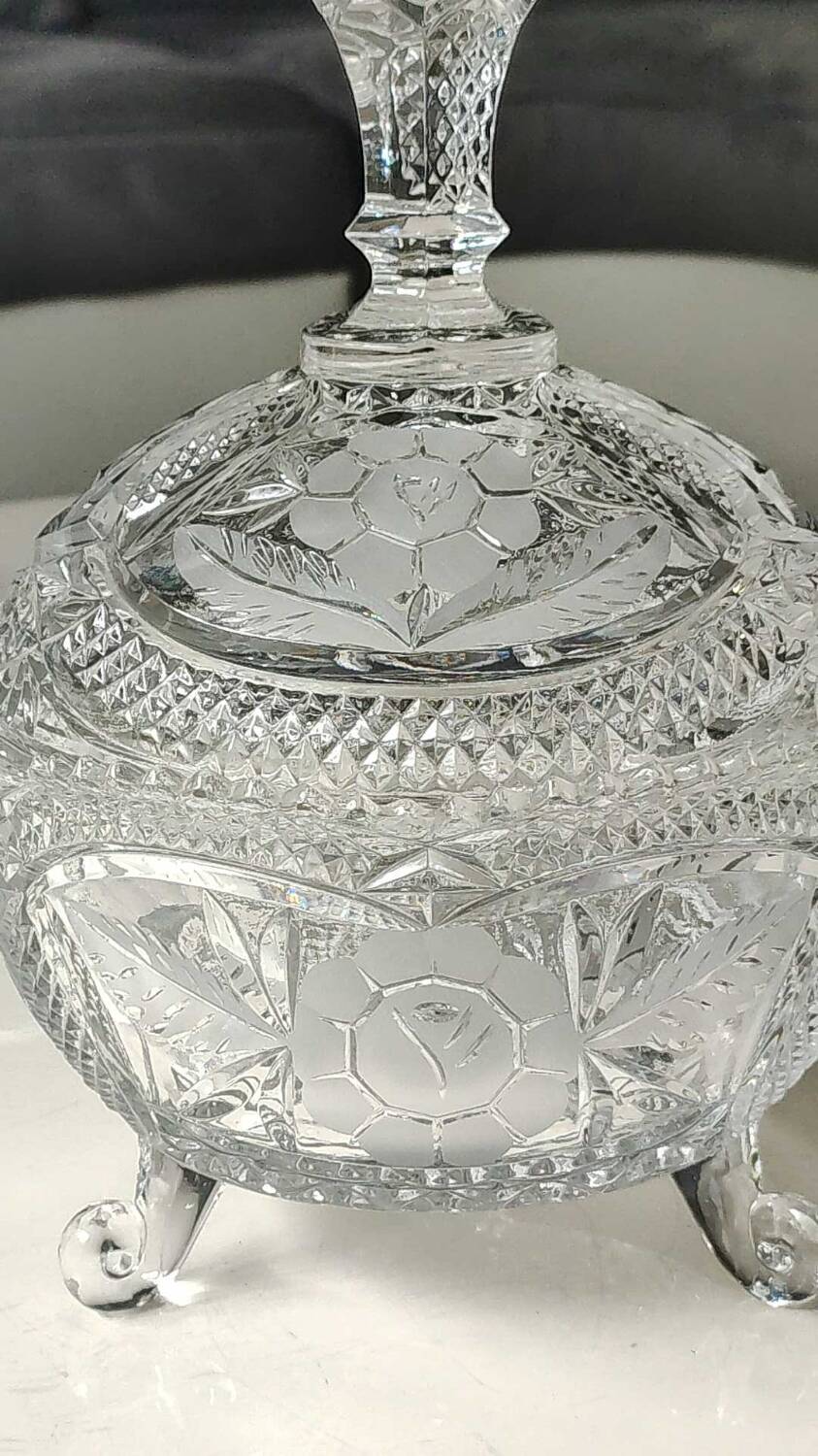 Large Bonbonniere/Drageoir in Bohemian crystal. Frosted floral motifs, diamond tip. Boho chic