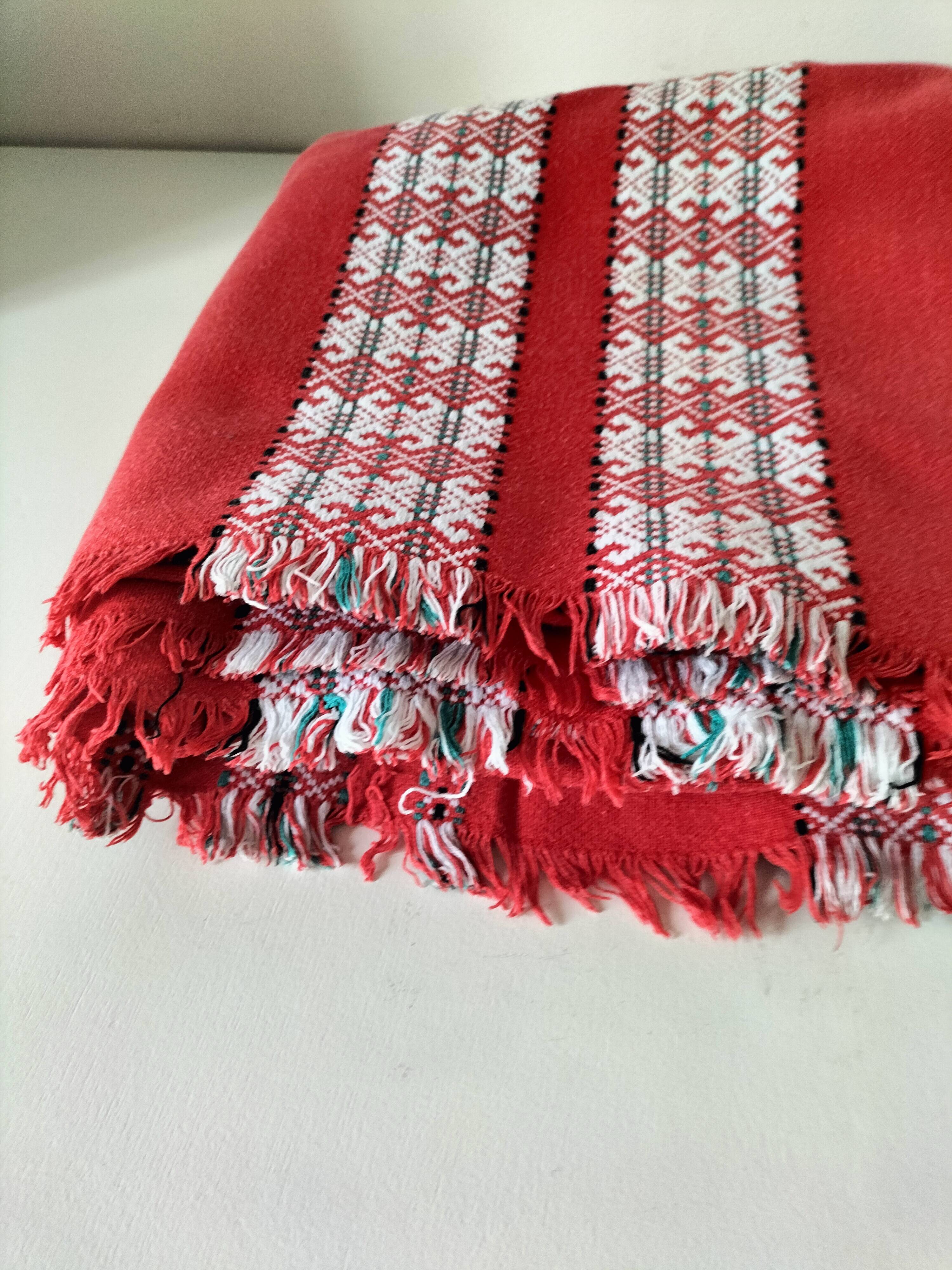 Tablecloth and 12 vintage cotton Basque-style napkins.