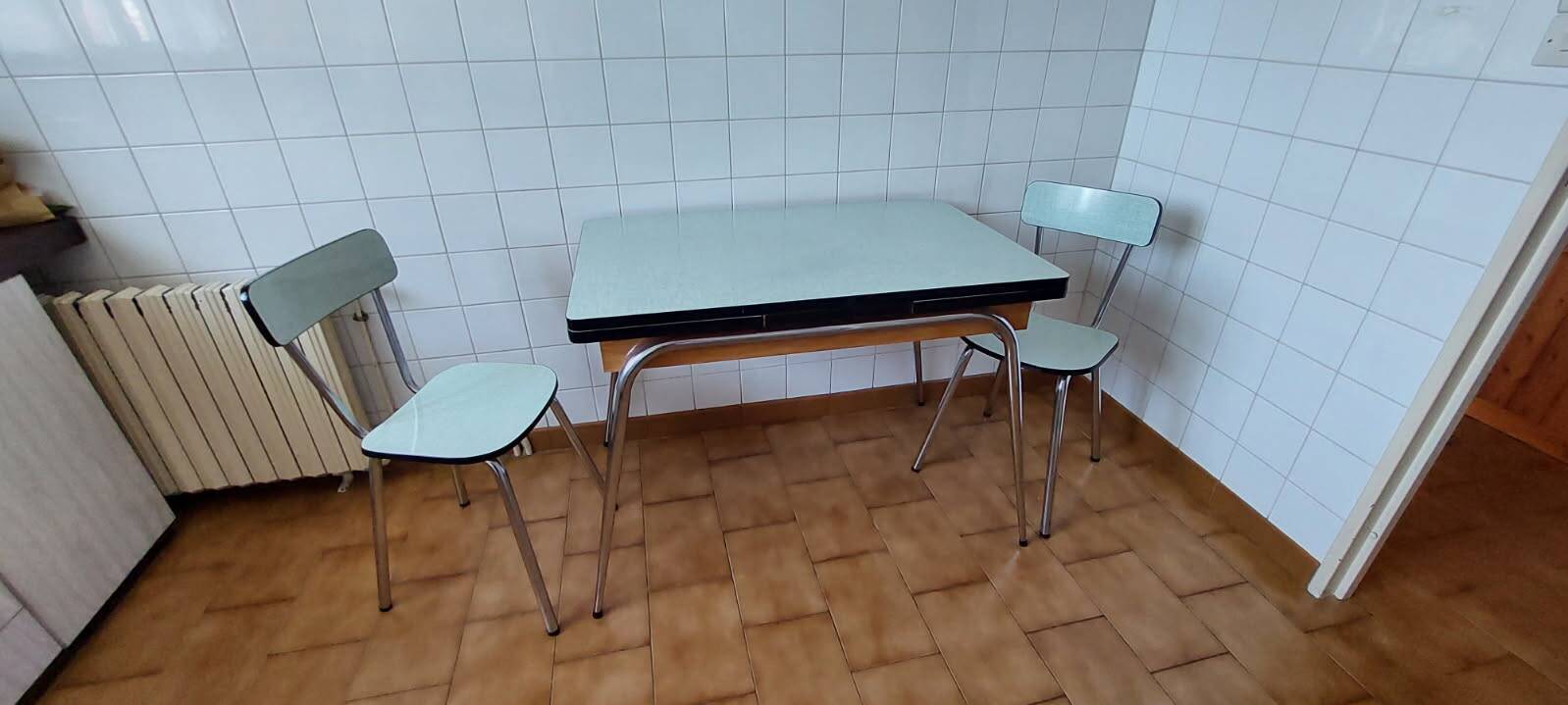 Vintage kitchen table and 4 chairs.