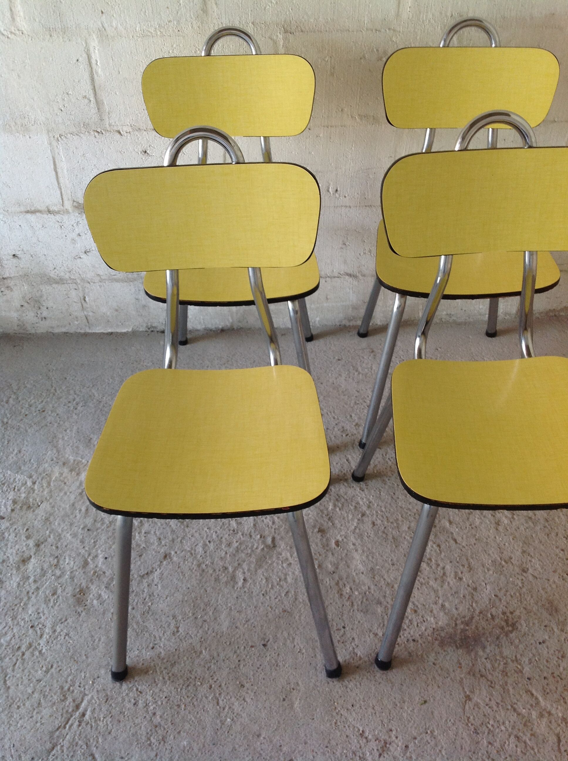 Yellow formica table and its 4 chairs