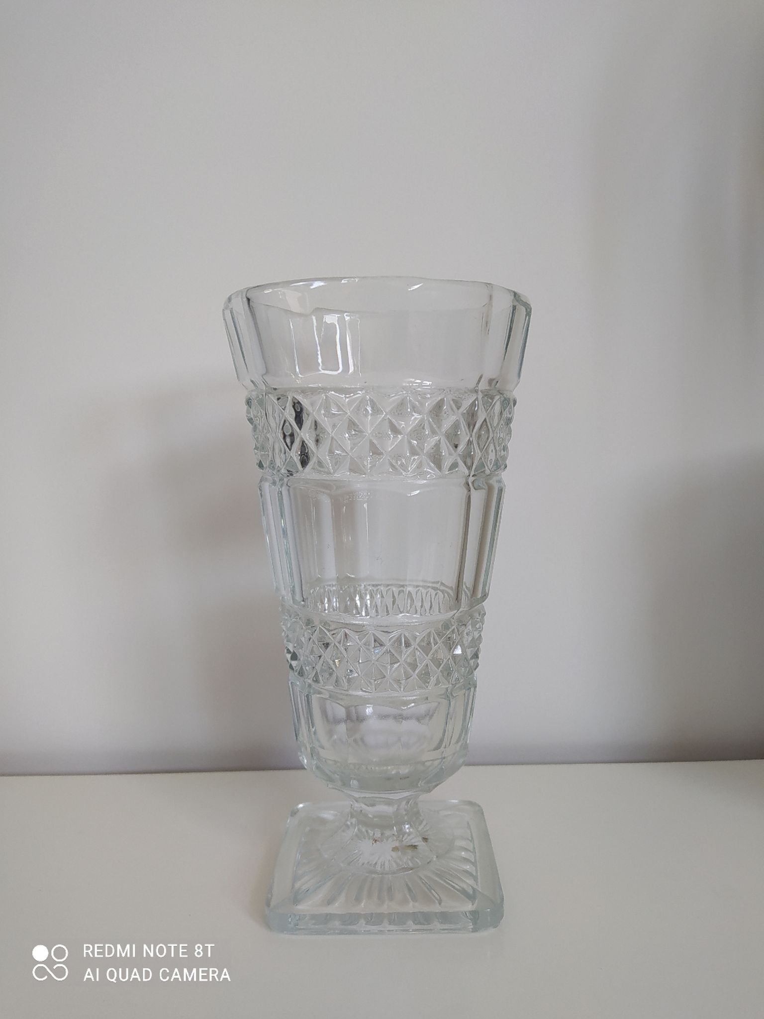 Vase en verre ciselé sur pied