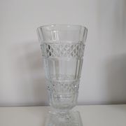 Vase en verre ciselé sur pied