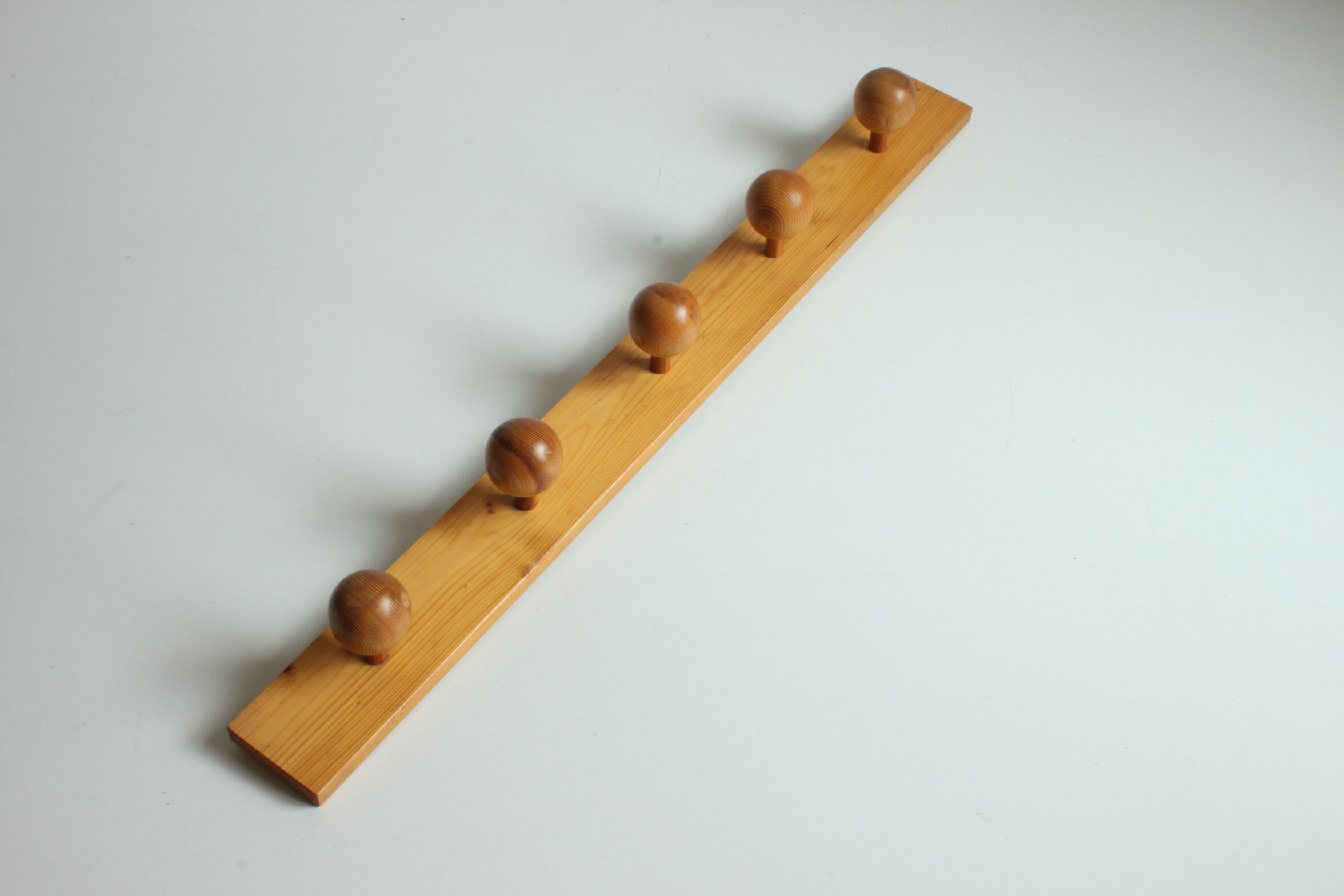 Scandinavian pine wooden ball shaped coat hooks, 1970s.