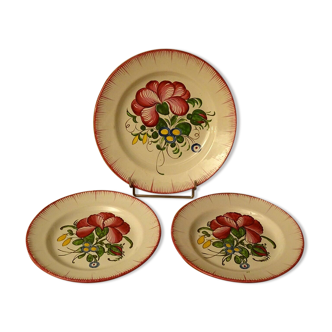 Old flat lot and 2 plates in earthenware with floral decoration XXth