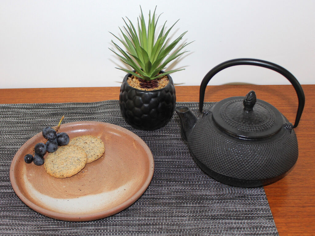 Craft plates in enamelled natural sandstone