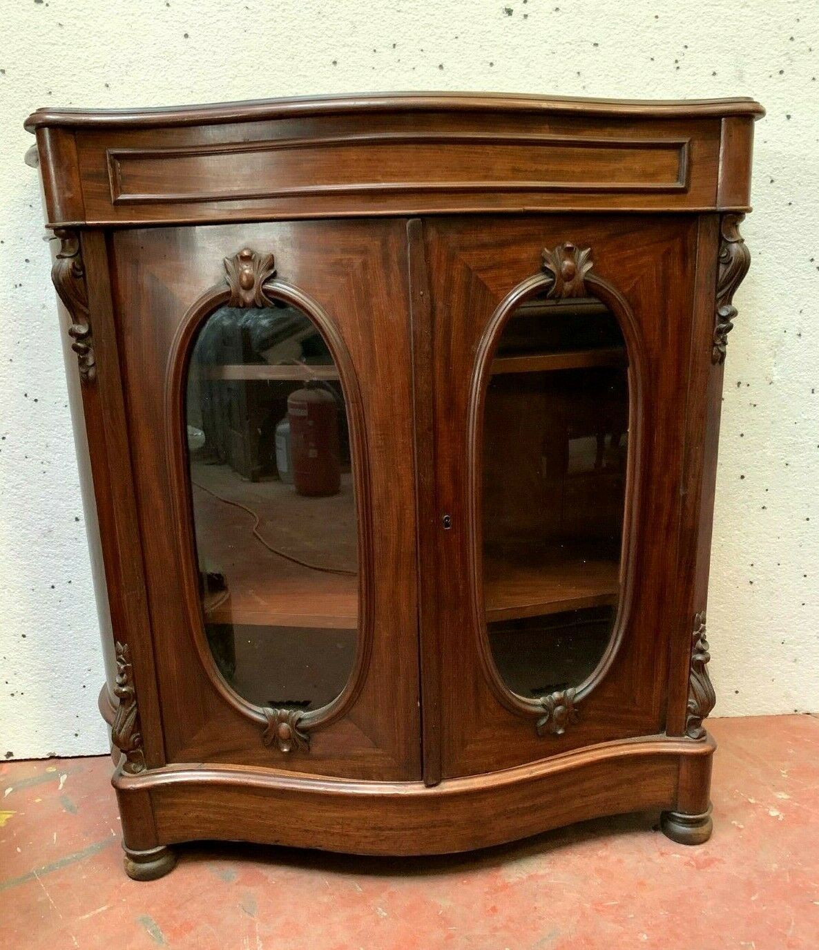 Vitrine galbée Louis Philippe en acajou XIX siècle