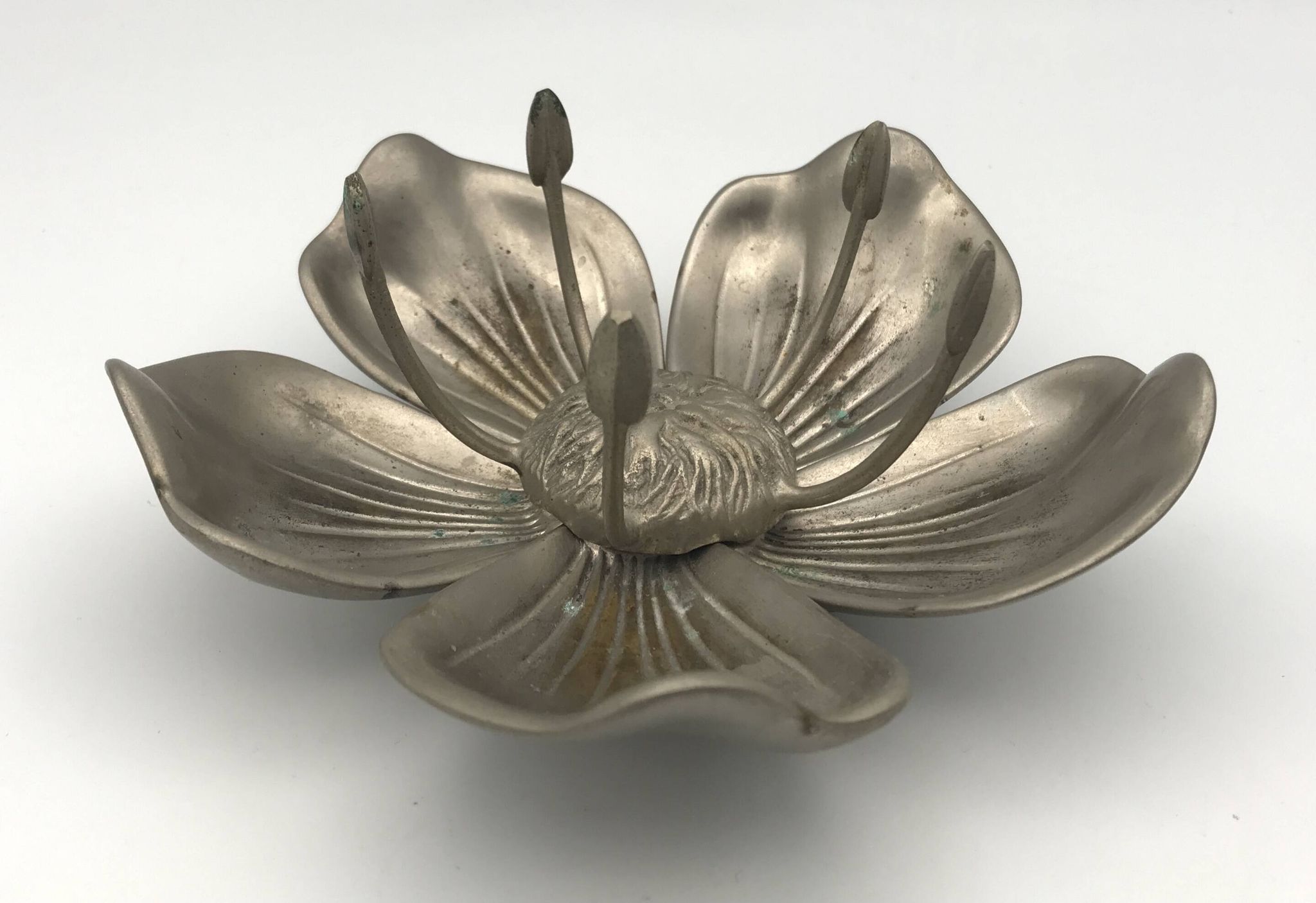 Vintage lotus flower ashtray with 5 removable petals in silver metal
