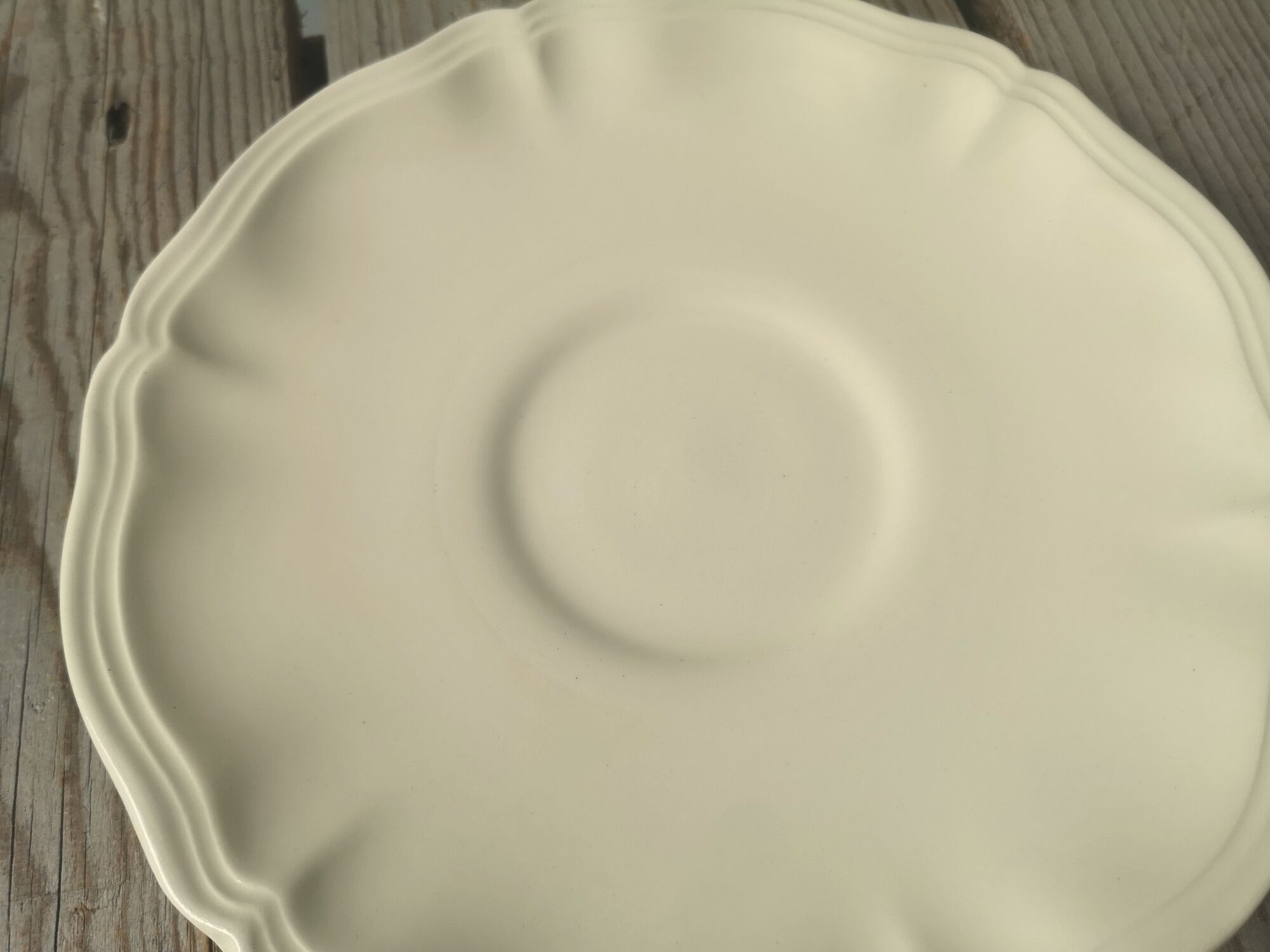 7 large saucers Sarreguemines in off-white faience