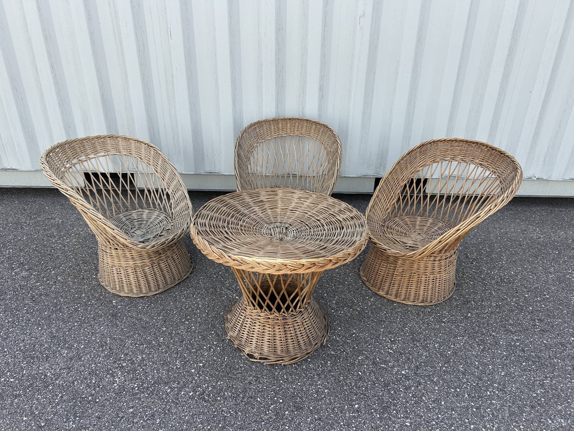 salon avec 3 fauteuils en osier