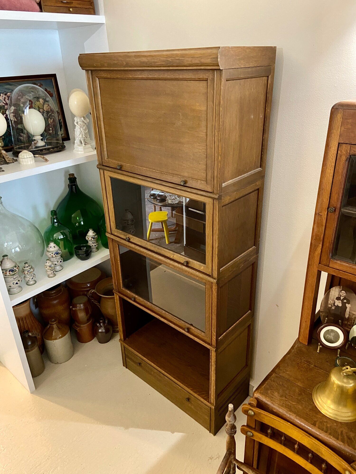 Dark wood display case 4 compartments and 1 drawer