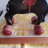 Cheval en bois à roulette