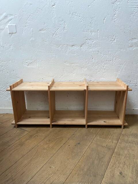 Ensemble d'étagères en bois sur pieds