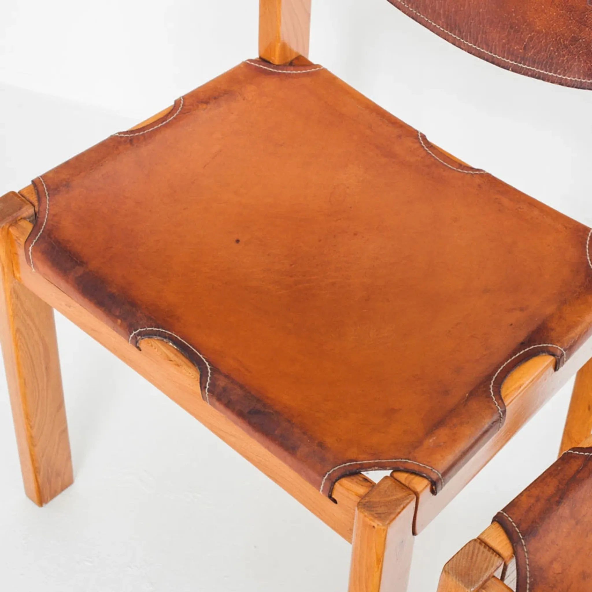 Ensemble de quatre chaises vintage. Bois d'orme et cuir. Maison Regain 70s