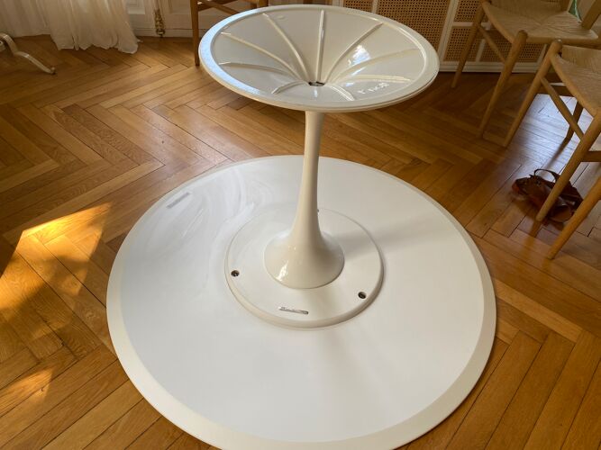 Table ronde d'Eero Saarinen, Knoll