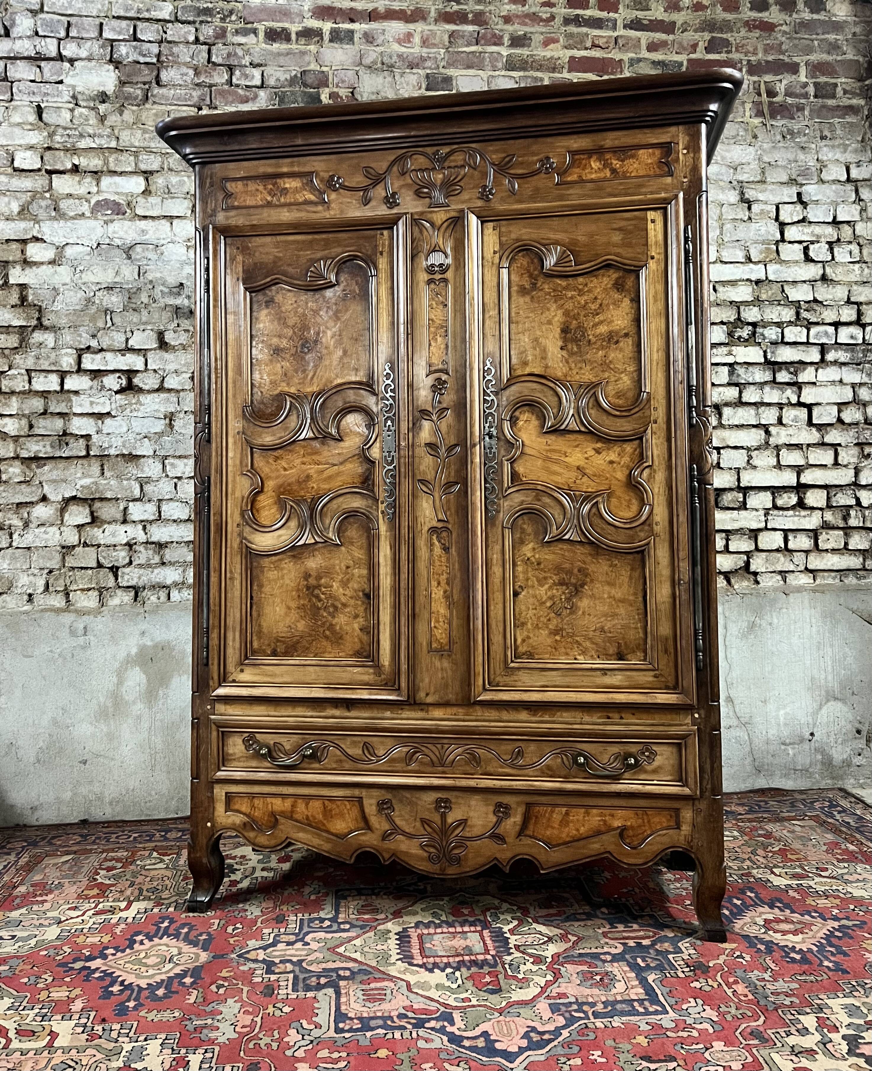 Wardrobe in walnut and burr walnut from louis xv xviii eme century